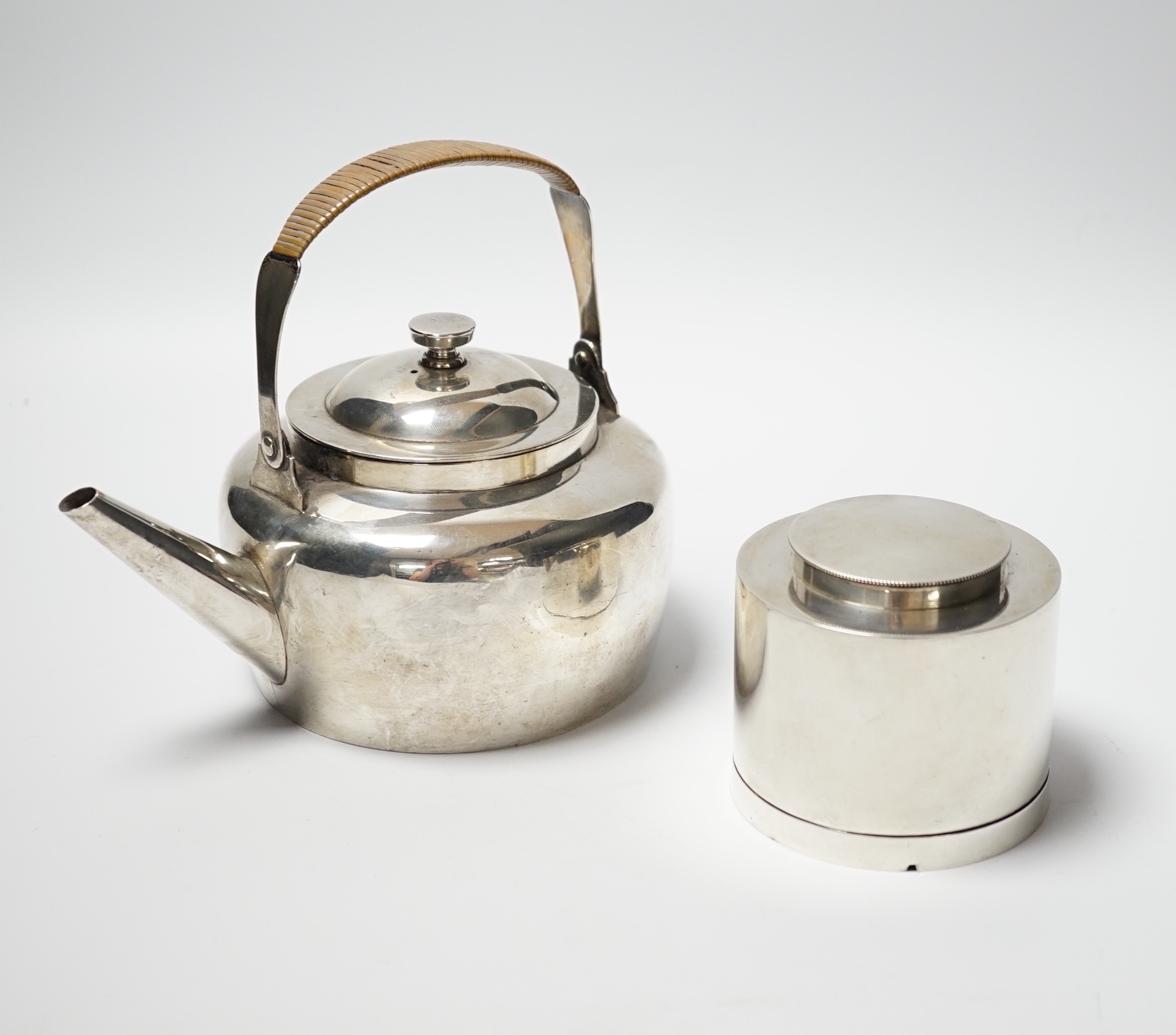 A late Victorian silver tea kettle with stand and rattan handle and a silver warming caddy/burner, Hukin & Heath, London, 1892/3, both with regd. no 18367, kettle on stand overall height 24cm, gross weight 22oz, (part of